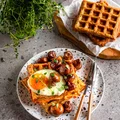 Gofry ziemniaczane z pieczarkami jajkiem sadzonym - food²