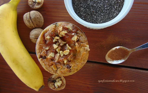 Muffiny bananowe z nasionami chia i orzechami włoskimi.