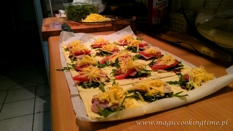 Mini pizzerki z ciasta francuskiego z rukolą