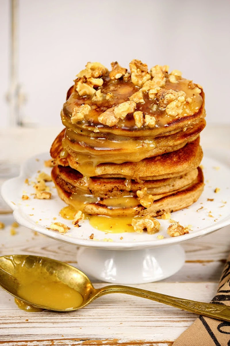 Bananowe pancakes z solonym sosem karmelowym
