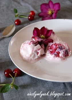 Domowe lody jogurtowe z wiśniami