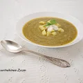 Zupa krem z brokułów w towarzystwie aromatycznych ziemniaczków
