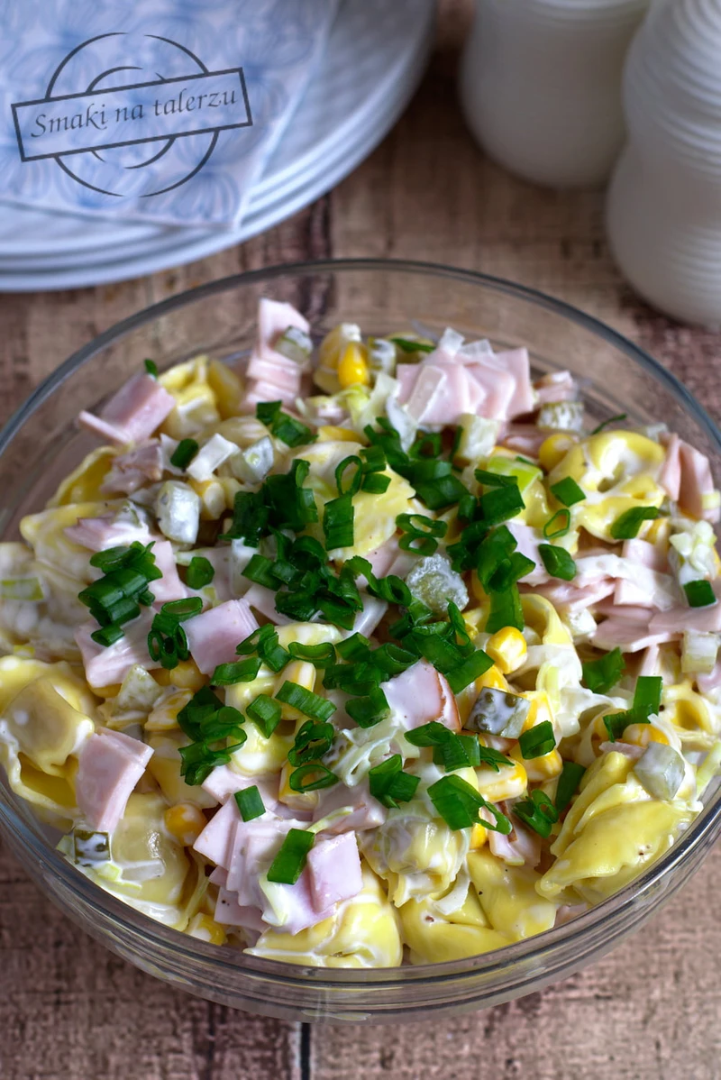 Sałatka z tortellini, porem i szynką