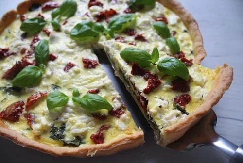 Tarta za szpinakiem i suszonymi pomidorami
