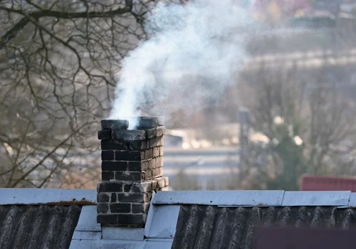 Nowe zasady palenia w kominkach już obowiązują! Za złamanie przepisów grzywna 5000 zł!