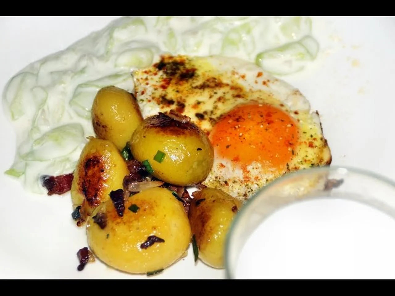 Najsmaczniejszy polski obiad na upalne dni, młode ziemniaki ze szczypiorkie