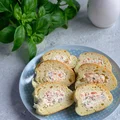 Bagietka nadziewana serkiem kanapkowym i łososiem