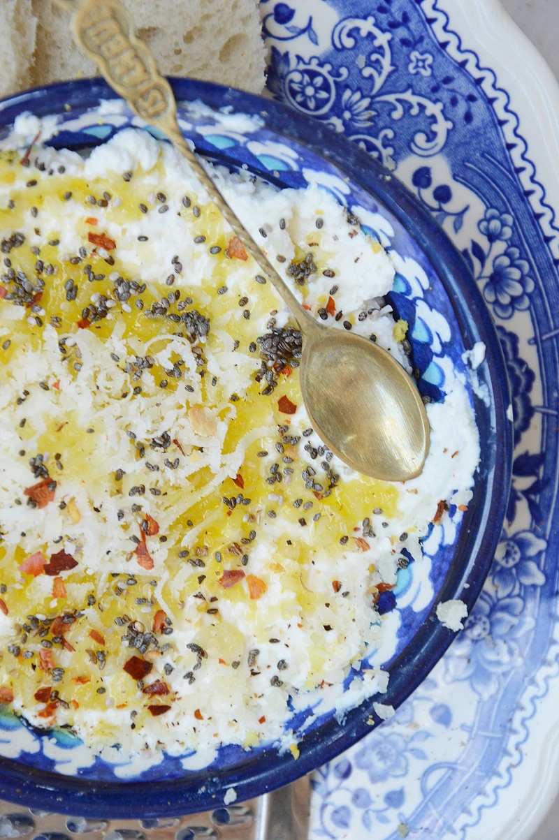 Dip z ricotty z chia, grana padano i chili