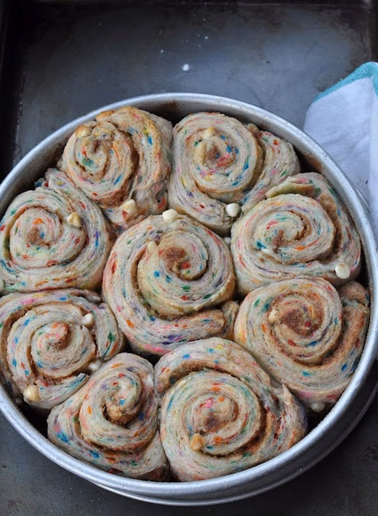 Kolorowe cynamonowe rollsy