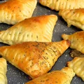 pieczone pierożki z ciasta drożdżowo twarogowego nadziewane pieczarkami i serem +FILM