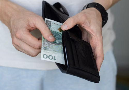 Prawie 2 tysiące złotych stypendium co miesiąc i 24 tysiące złotych na szkolenie! Starości oferują finansowe wsparcie