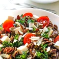 Sałatka z kakaowym makaronem pesto i jarmużem