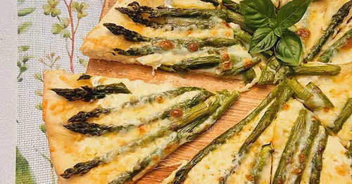 Biała pizza ze szparagami i serami