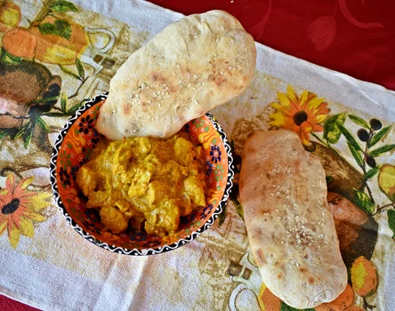 Kurczak curry z chlebkami naan