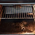 Czym doczyścić przypalone resztki w piekarniku?