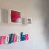Dekoracja pokoju dziecięcego DIY - filcowy napis i tiulowe pompony