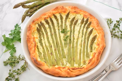 Tarta na francuskim cieście ze szparagami