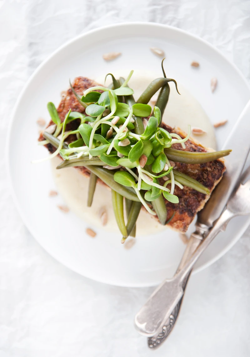 Pikantne kotlety z tofu, na proteinowym puree, przybrane zieloną fasolką i kiełkami słonecznika