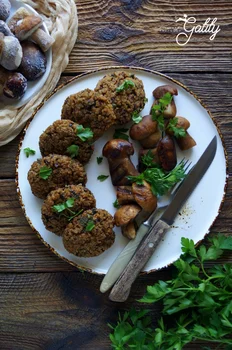 Kotleciki grzybowe z kaszy z grillowanymi borowikami