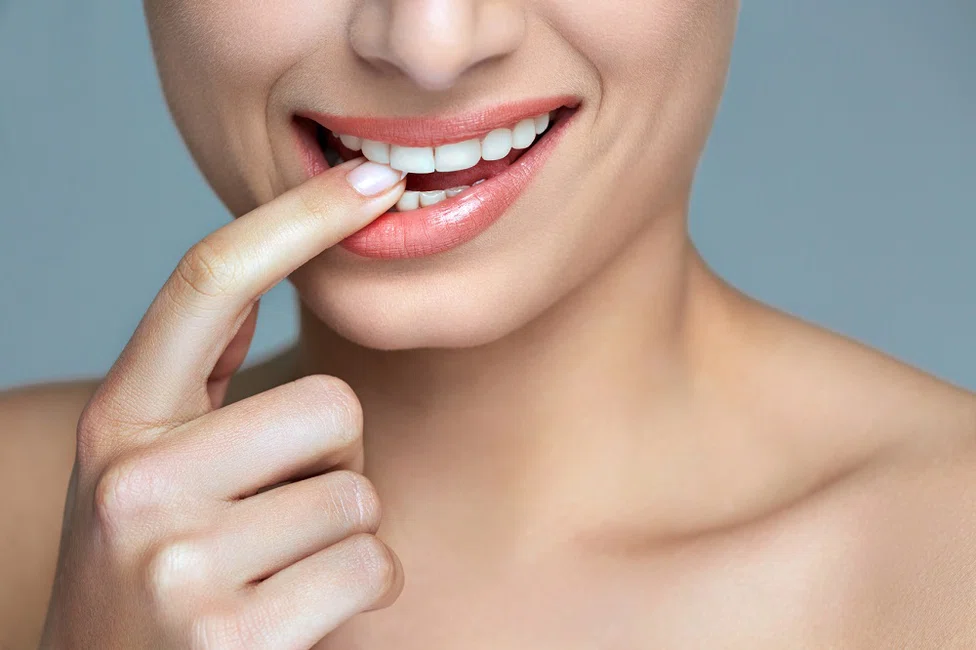 W taki sposób szkodzisz swoim zębom: 9 błędów, które popełnia niemalże każdy