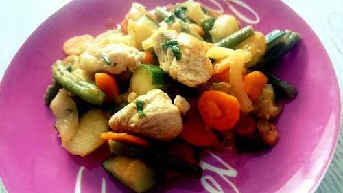 Fit obiad: filet z kurczaka/ indyka duszony z młodymi warzywami