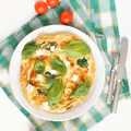 Omlet ze świeżym szpinakiem i serem feta