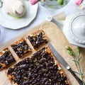 wielkanocny mazurek z konfiturą morelową , bakaliami i czekoladą