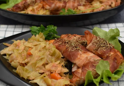 Kurczak w boczku na młodej kapuście