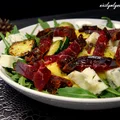Sałatka z dojrzewającą wołowiną, grillowaną cukinią, mango i serem gorgonzolą