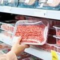 Koniec reklam mięsa i lotów! Przełomowa decyzja w Europie