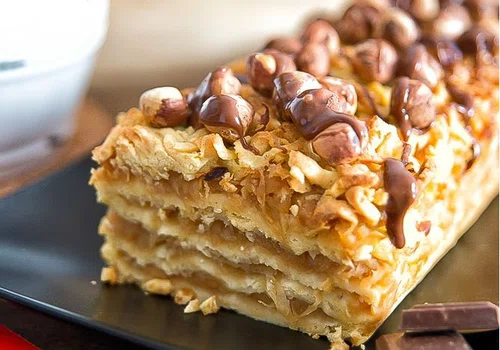 Szarlotka na cieście orkiszowym, z orzechami laskowymi