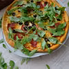 Pizza z szynką parmeńską, oliwkami i rukolą