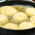 Dlaczego domowe pączki nie mają tej idealnej, jasnej obręczy? Sprawdź, co robisz źle!