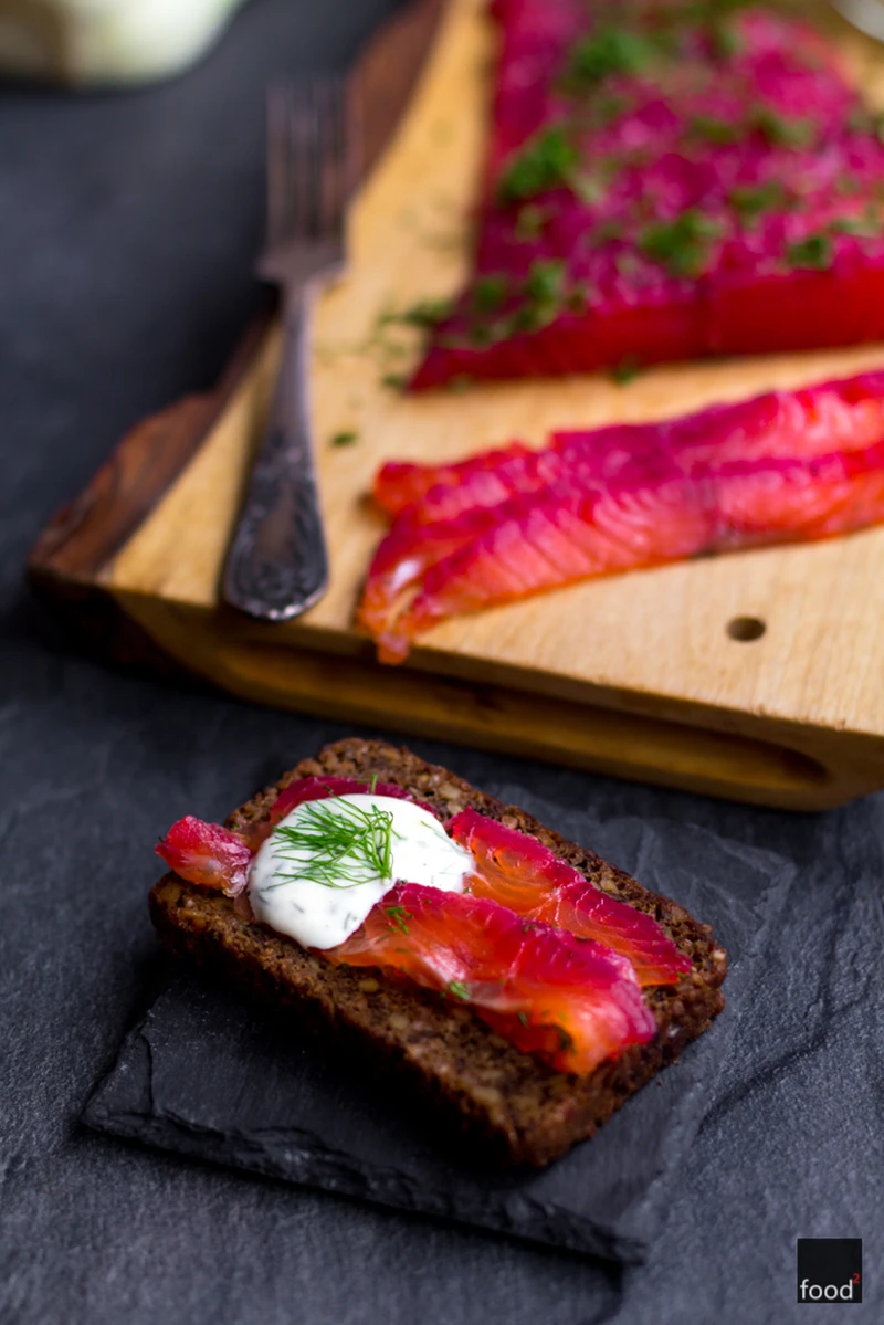 Gravlax - łosoś peklowany w soli morskiej z buraczkami, fenkułem i koperkiem