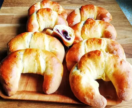 Rogaliki drożdżowe z jagodami i lukrem cynamonowym