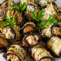 Plastry bakłażana wypełniam aromatycznym farszem i posypuje sezamem! Roladki błyskawicznie znikają z talerza