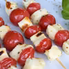 Szaszłyki z sera halloumi i pomidorków koktajlowych