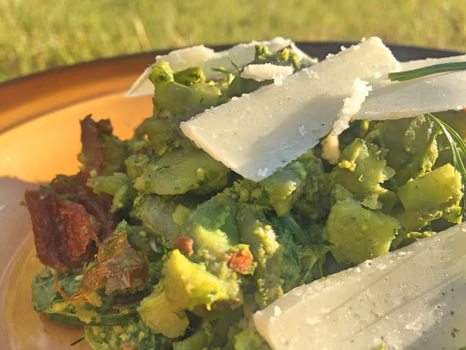 Bób z migdałowym pesto i parmezanem