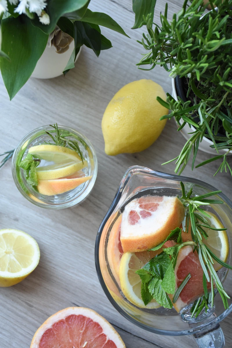 lemoniada cytrusowo -ziołowa
