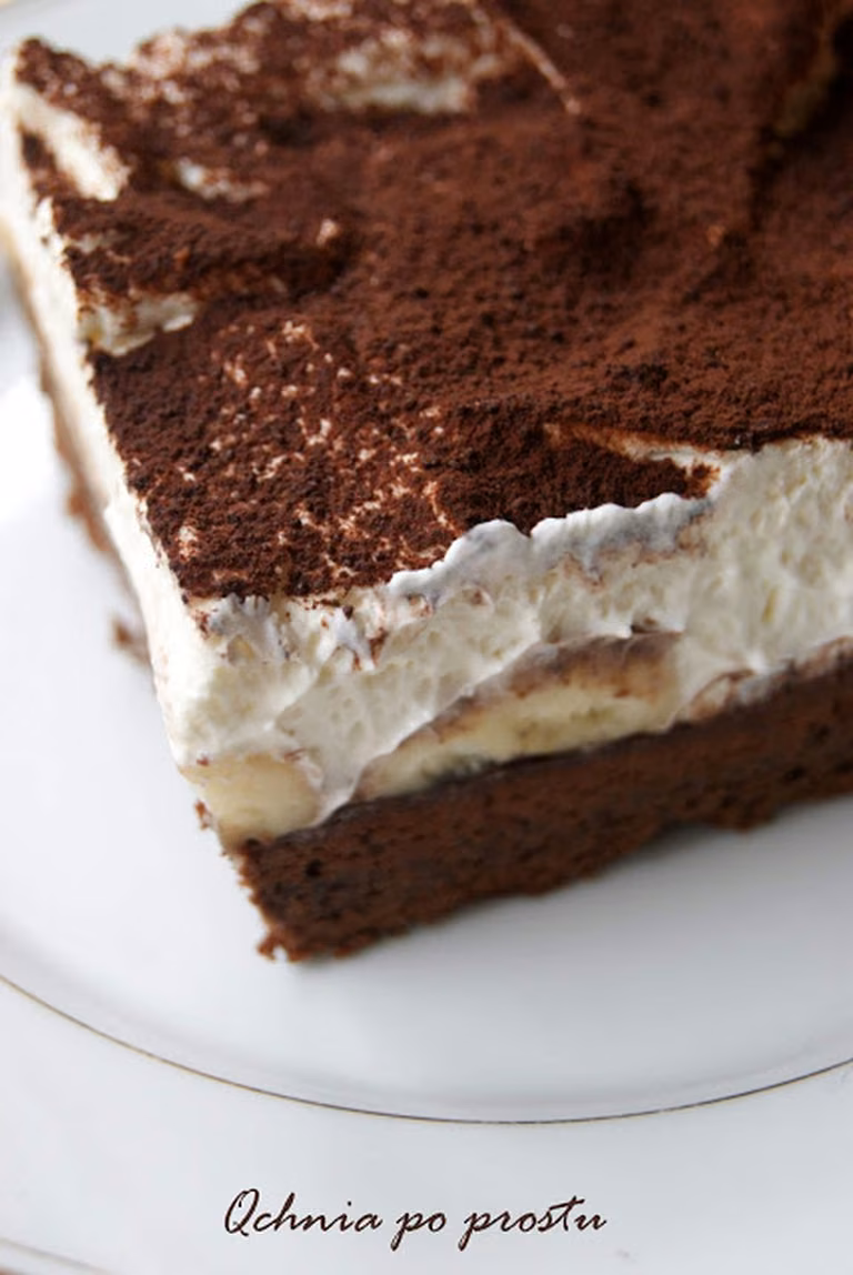 Browni z bitą śmietaną i bananami