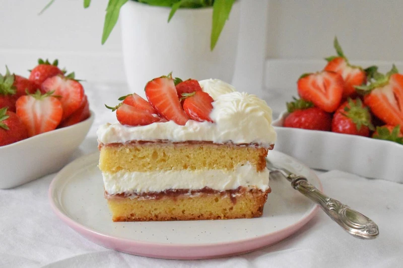 Tort mud cake z białą czekoladą i truskawkami