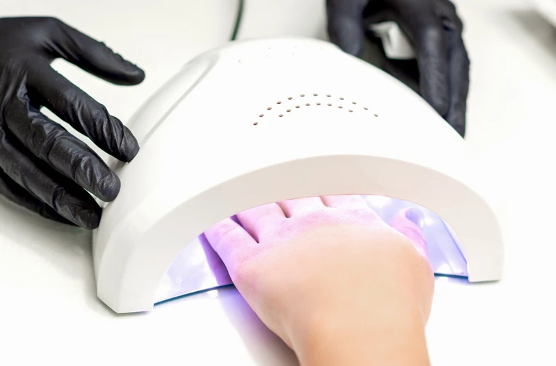 Lampy UV uszkadzają DNA komórek! Mogą prowadzić do rozwoju nowotworu!