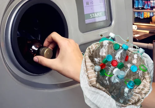 Polacy już zbierają butelki, by zgarnąć kaucję. System kaucyjny niemile ich zaskoczy