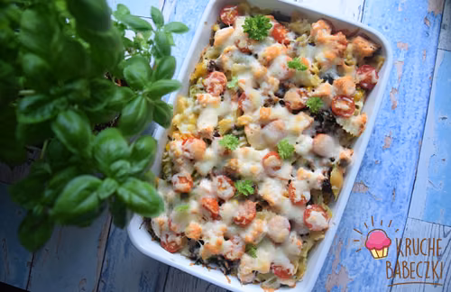 ZAPIEKANKA MAKARONOWA Z ŁOSOSIEM I TYM CO TRZEBA BYŁO ZUŻYĆ, CZYLI NIE MARNUJEMY RESZTEK