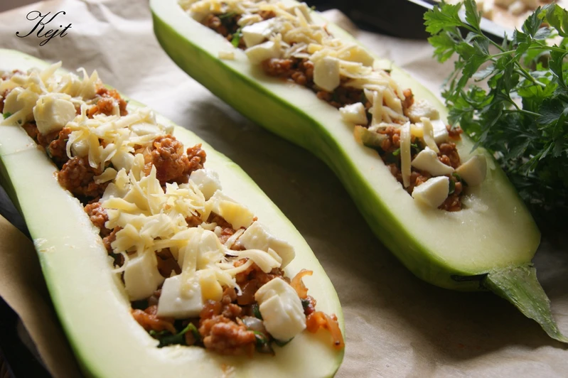 Cukinia nadziewana mięsem mielonym, warzywami i serem mozzarella