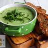 Zielony chłodnik z grzankami