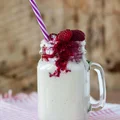 ZIMNE SMOOTHIE BANANOWE Z NERKOWCAMI I MALINAMI