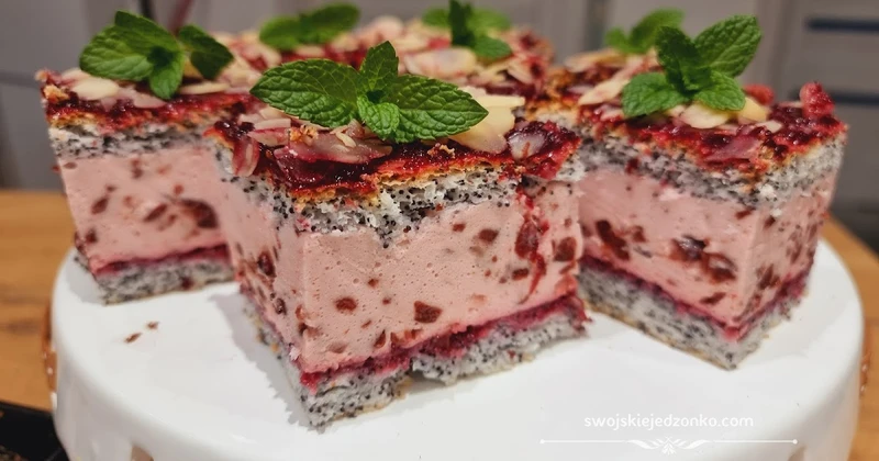 Wiśniowa pianka na makowym biszkopcie