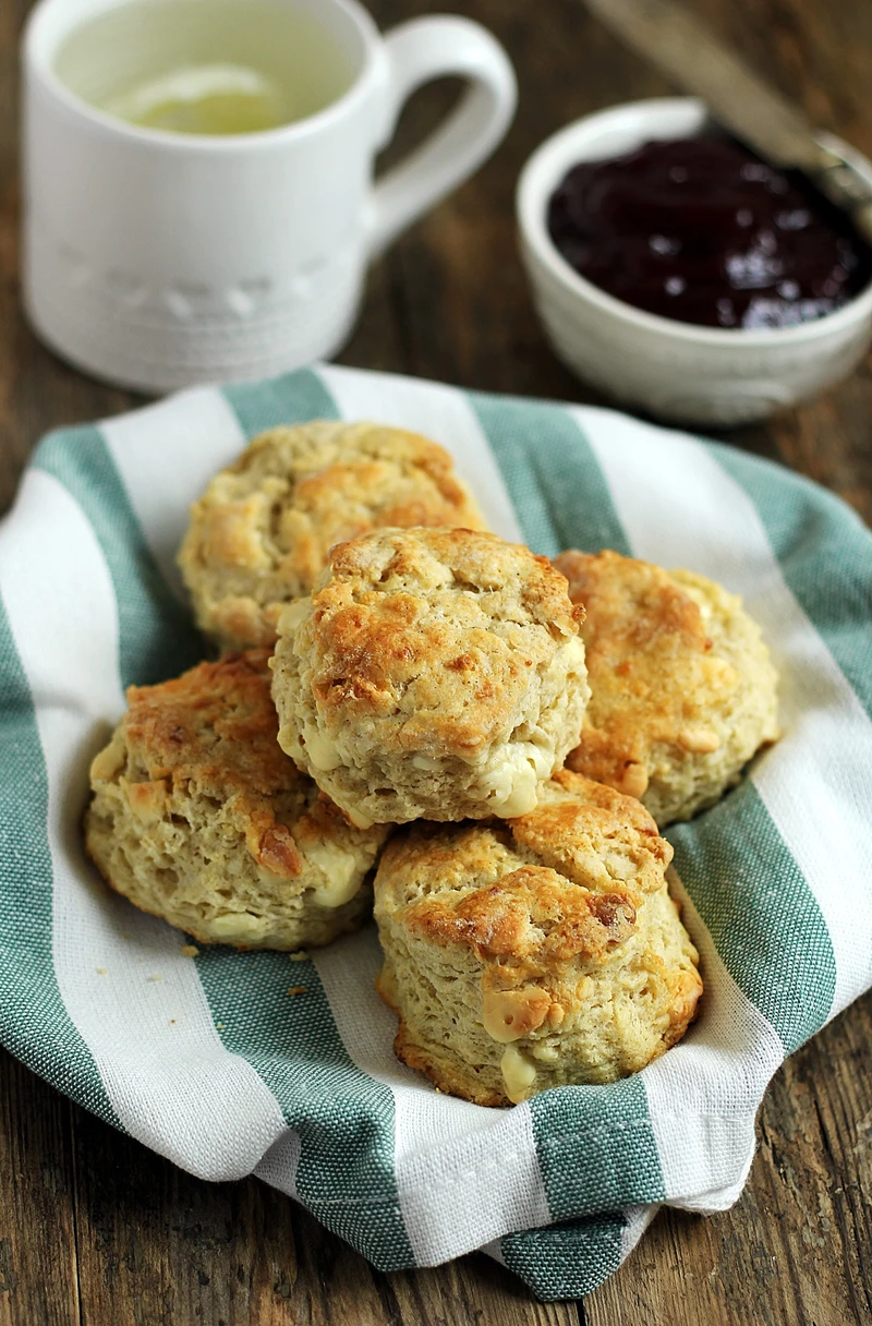 Scones z białą czekoladą i pieprzem