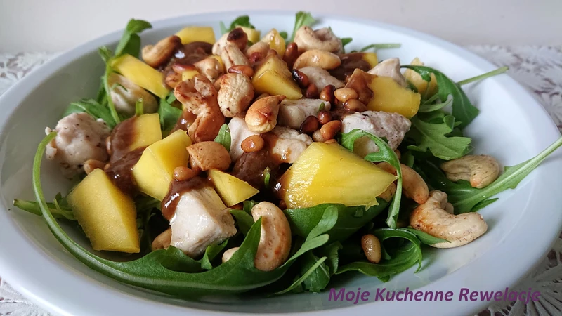 Sałatka z kurczakiem, rukolą i mango